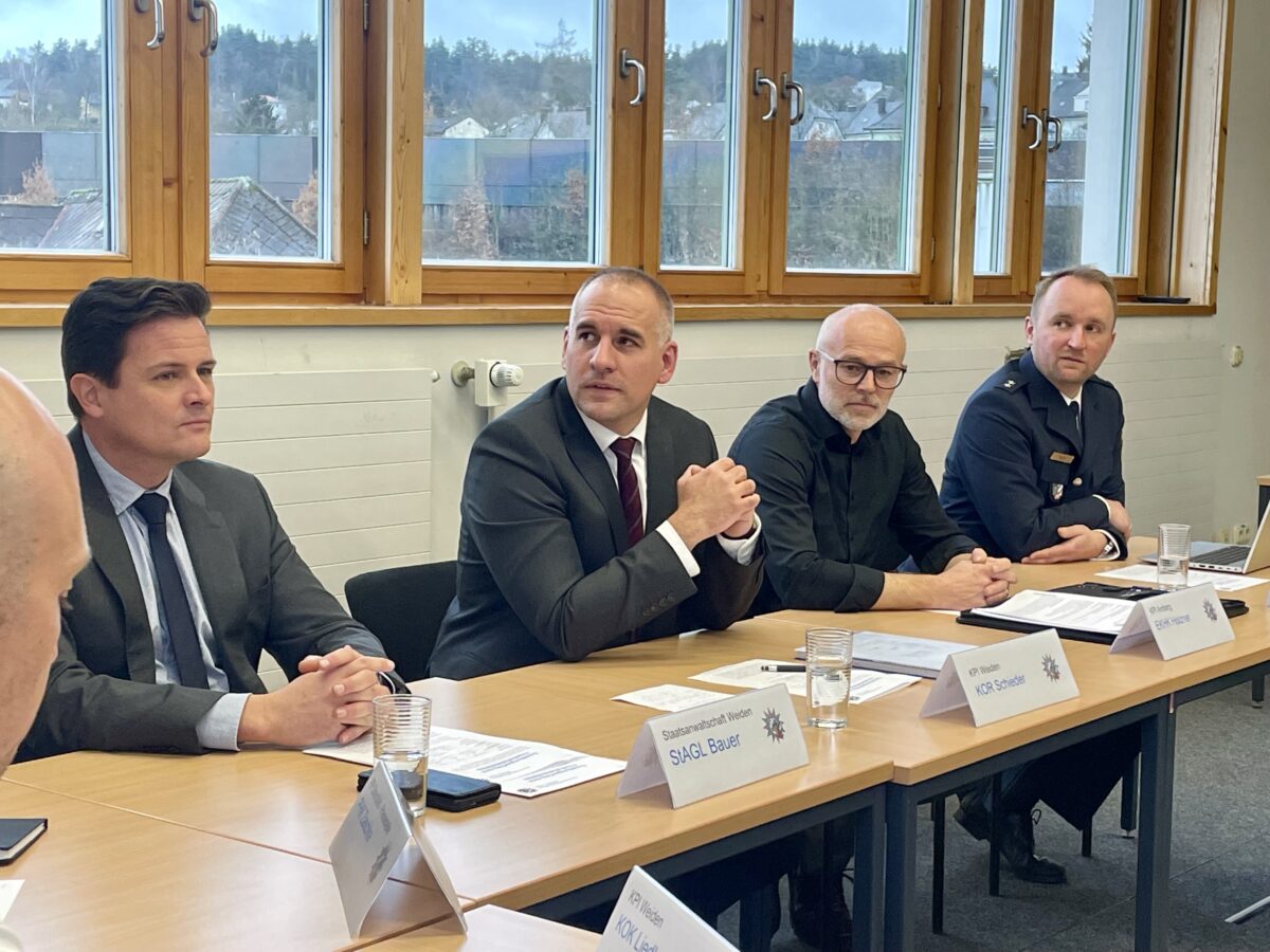 Oberpfälzer Polizei meldet Ermittlungserfolg: Mutmaßliche Grabschänder gefasst