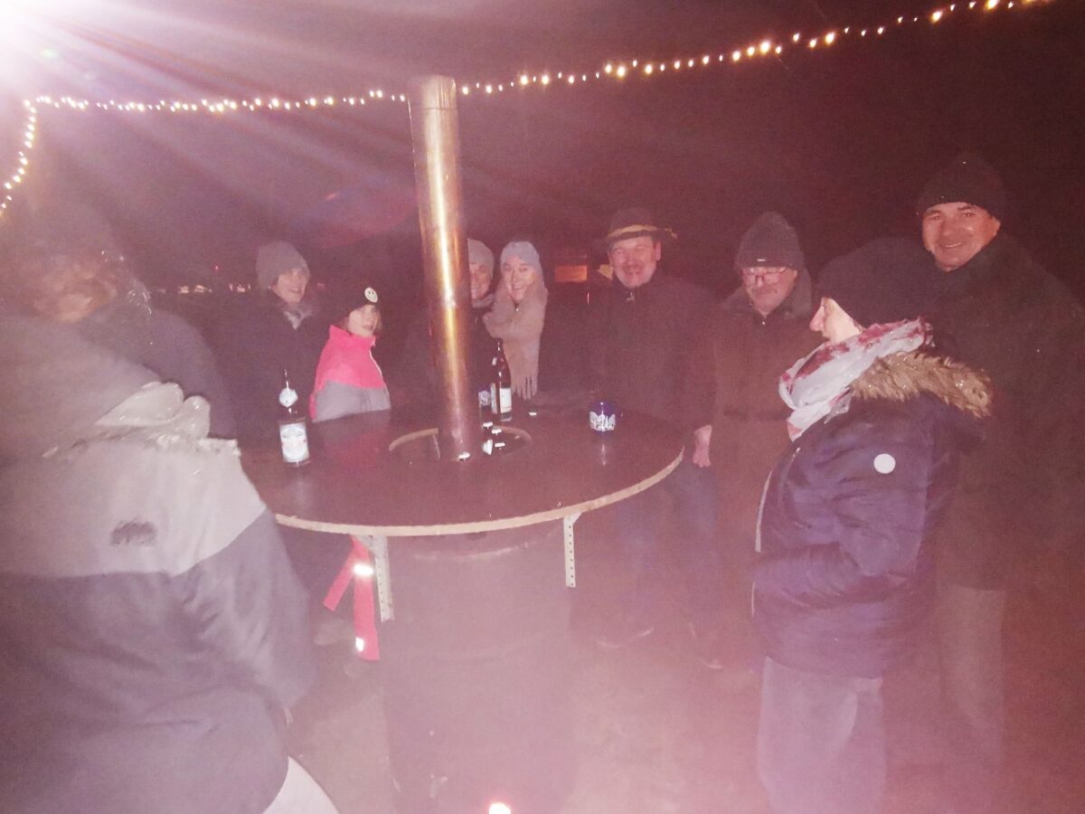 Imker feiern romantischen Advent im Wald