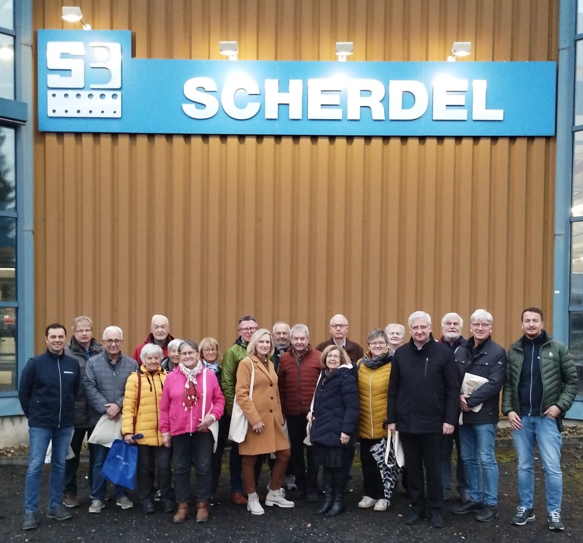 InitiAKTIVKreis besichtigt Traditionsfirma Scherdel