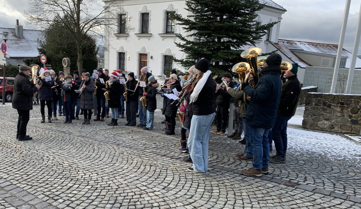 Jugendblaskapelle kündigt Geburt Jesu an