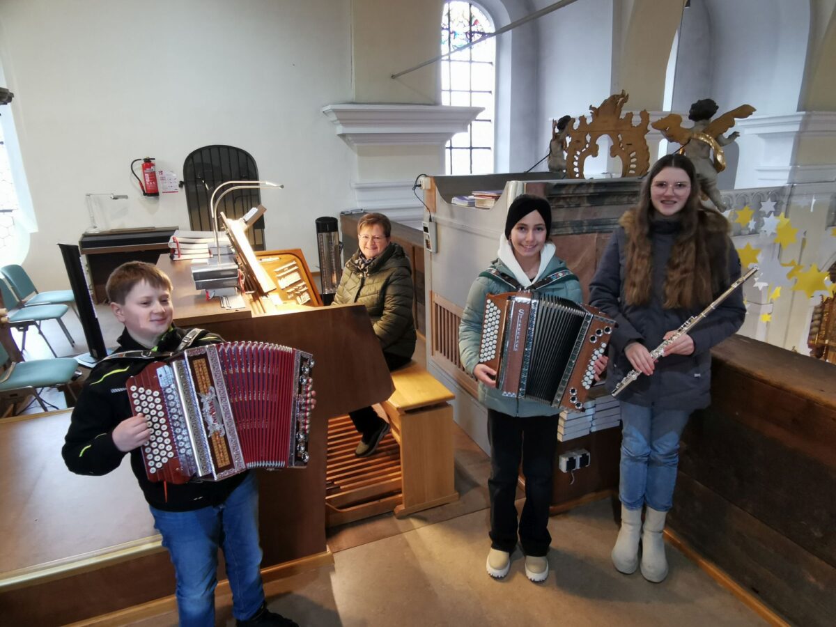 Junge Talente musizieren in Eslarner Weihnachtsgottesdiensten