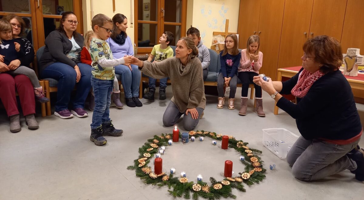 Kinderkirche in Floß begrüßt Advent mit Hoffnung und Licht