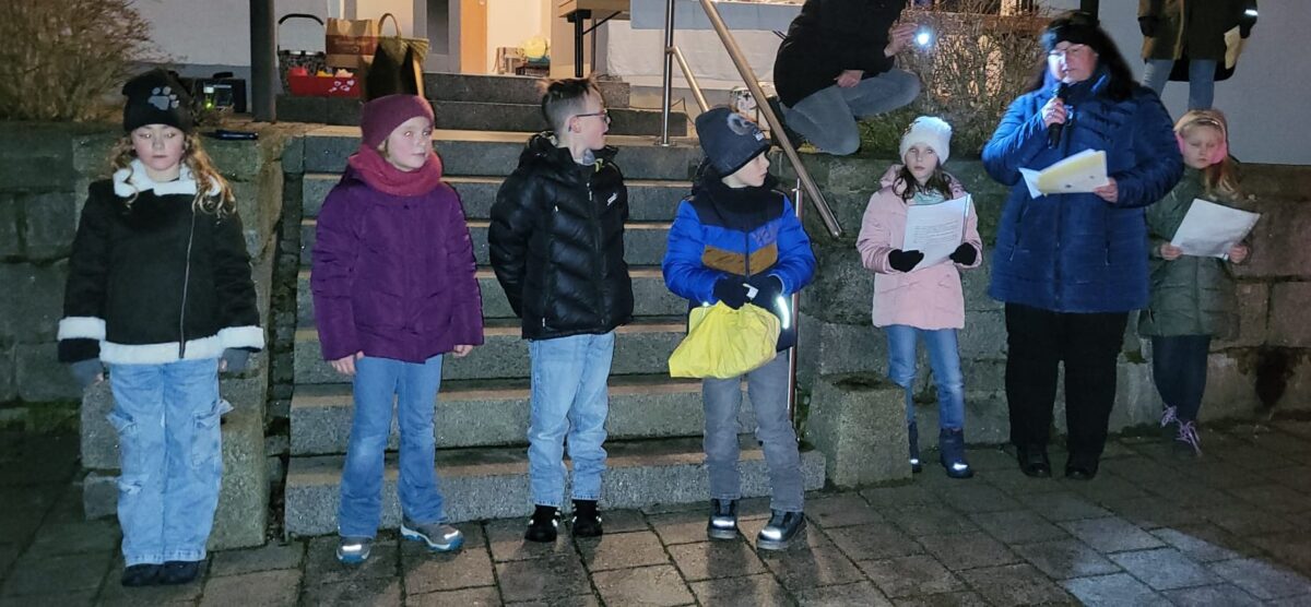 Kommunionkinder entzünden Licht der Hoffnung