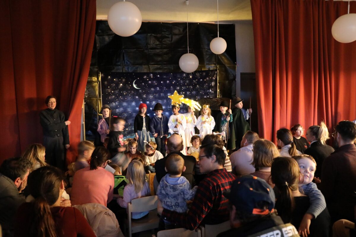 Krippenspiel im Storchennest rührt Wenzenbacher Familien
