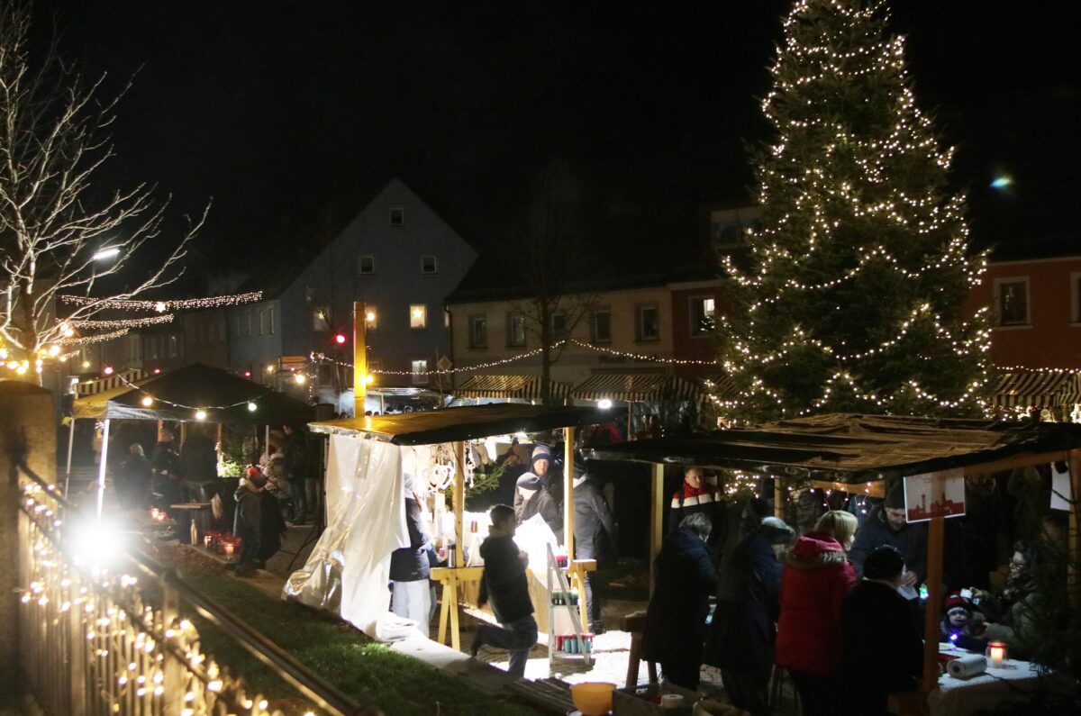 Lichterzauber und Musik beim Floßer Adventsmarkt