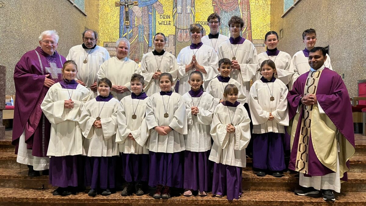 Acht neue Messdiener in der Pfarrei Herz Jesu