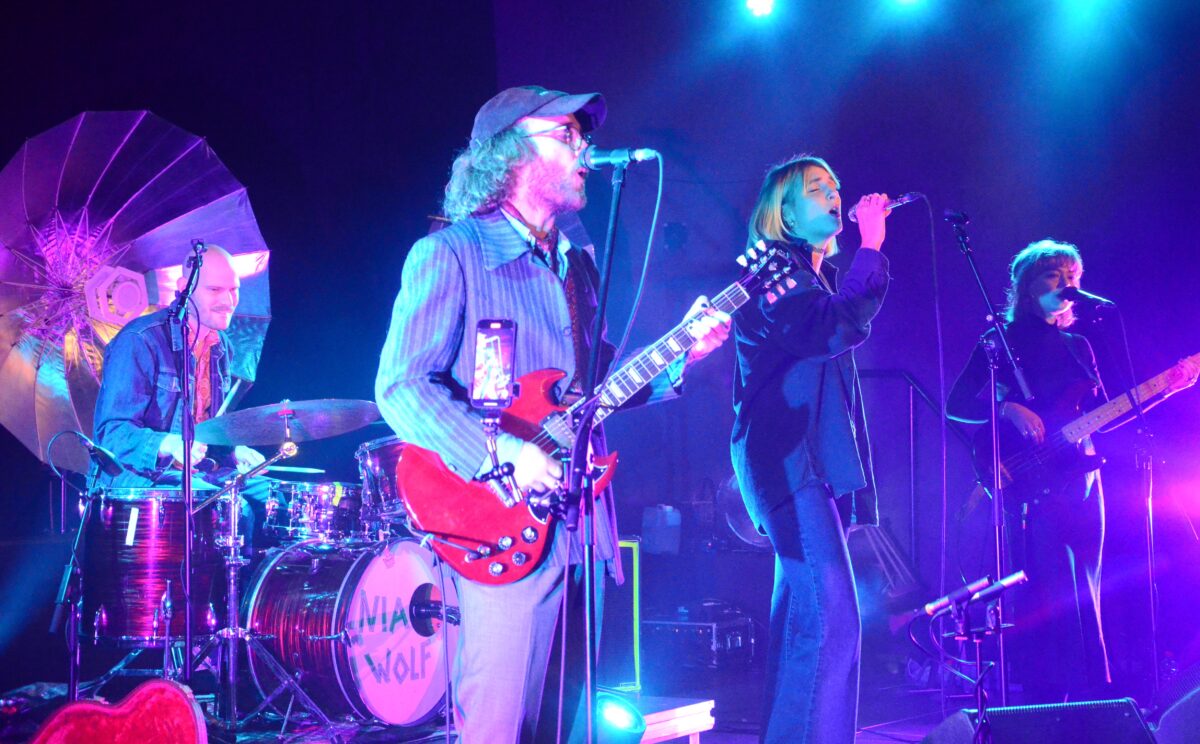 Nia Wolf mit Band auf der Sünde-Bühne