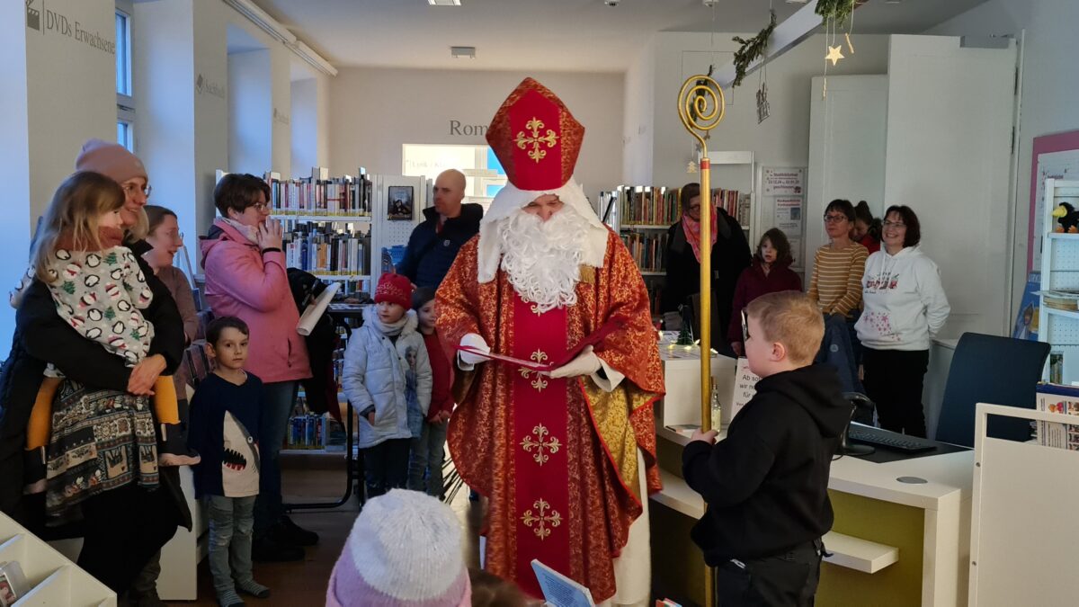 Nikolaus überrascht Kinder in Eschenbacher Stadtbibliothek