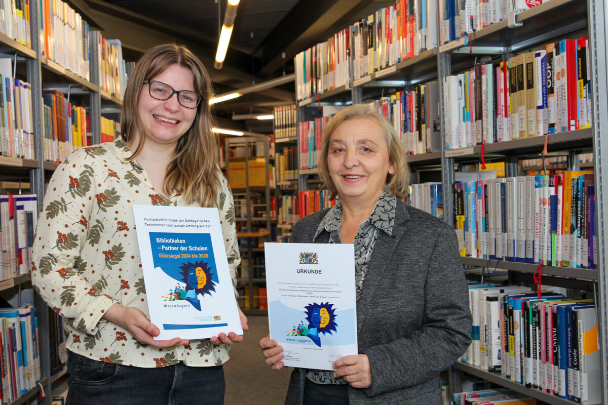 Bibliothek der OTH Amberg-Sulzbach erneut für Schulkooperation geehrt
