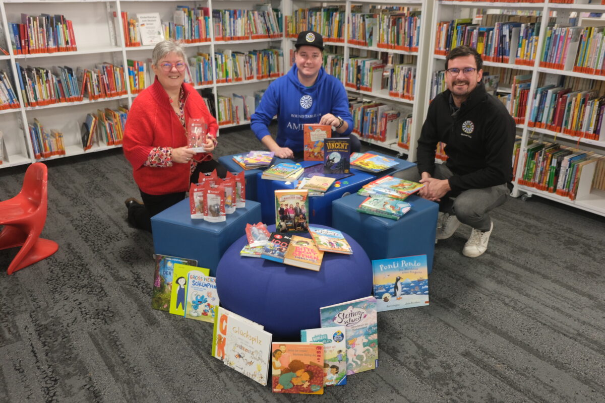 Round Table Amberg bereichert Stadtbibliothek mit Kinderbüchern