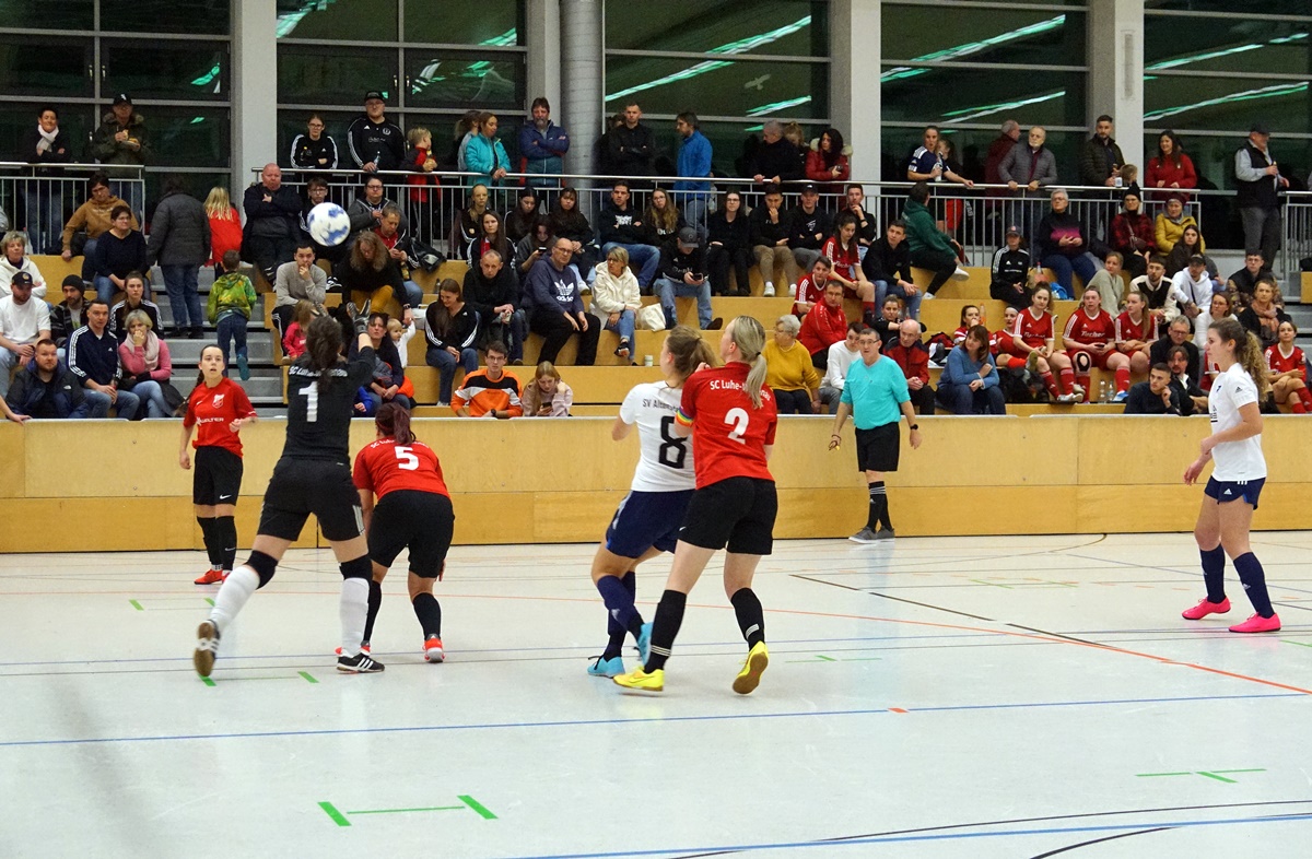 Mehrfacher Budenzauber in der Helmut-Ott-Halle in Auerbach