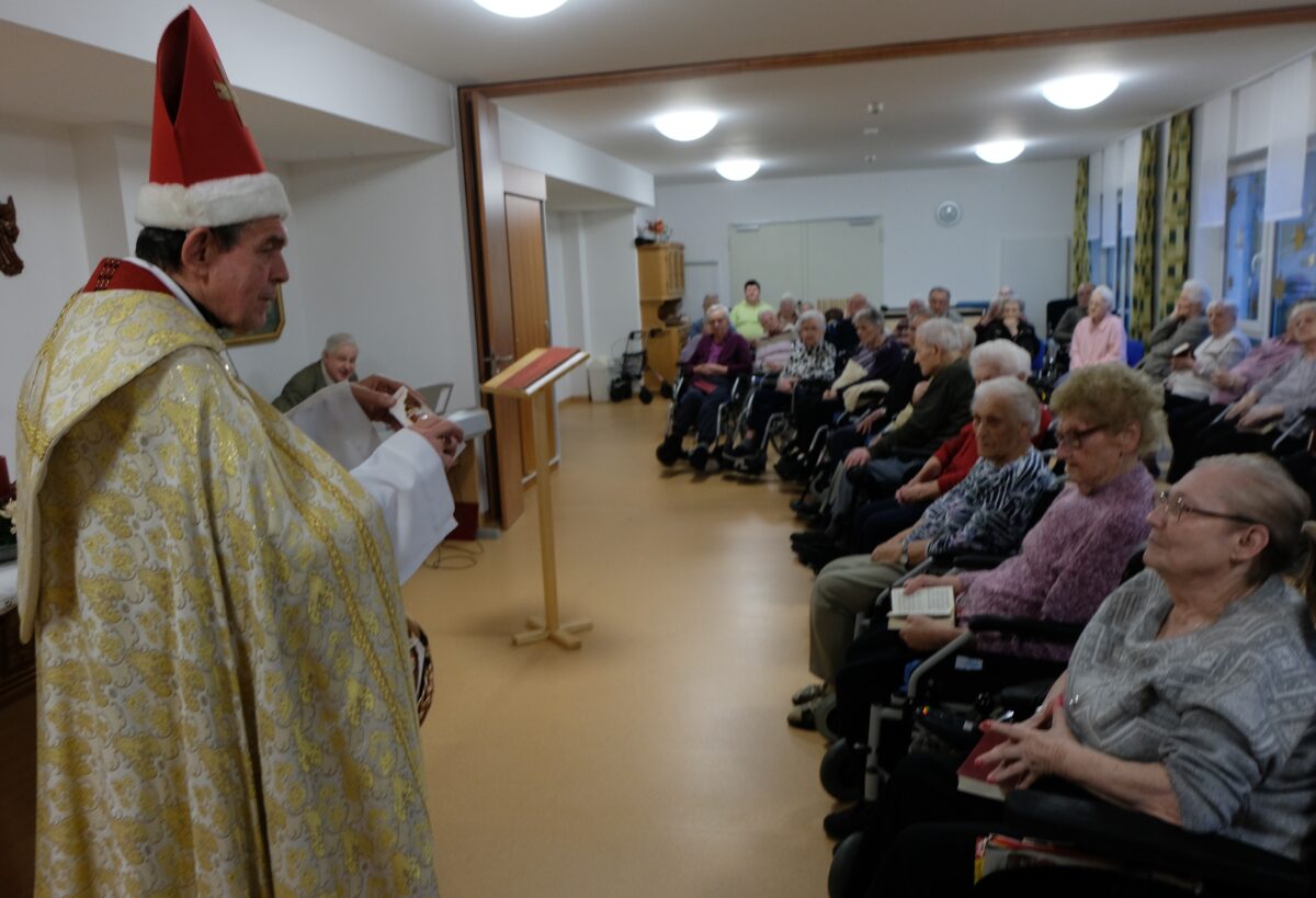 St. Nikolaus überrascht Senioren in Floß