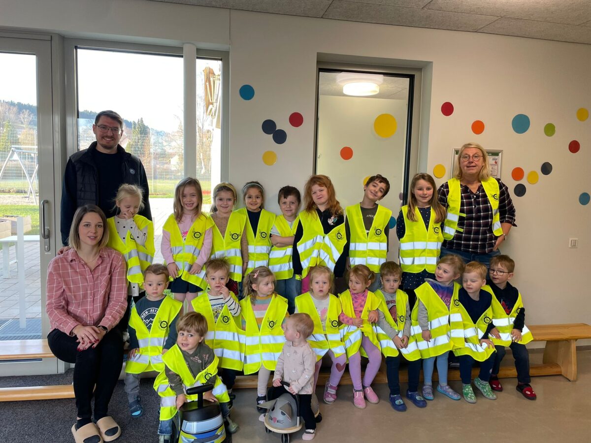 TÜV SÜD spendet Warnwesten an Kindergarten in Windischeschenbach