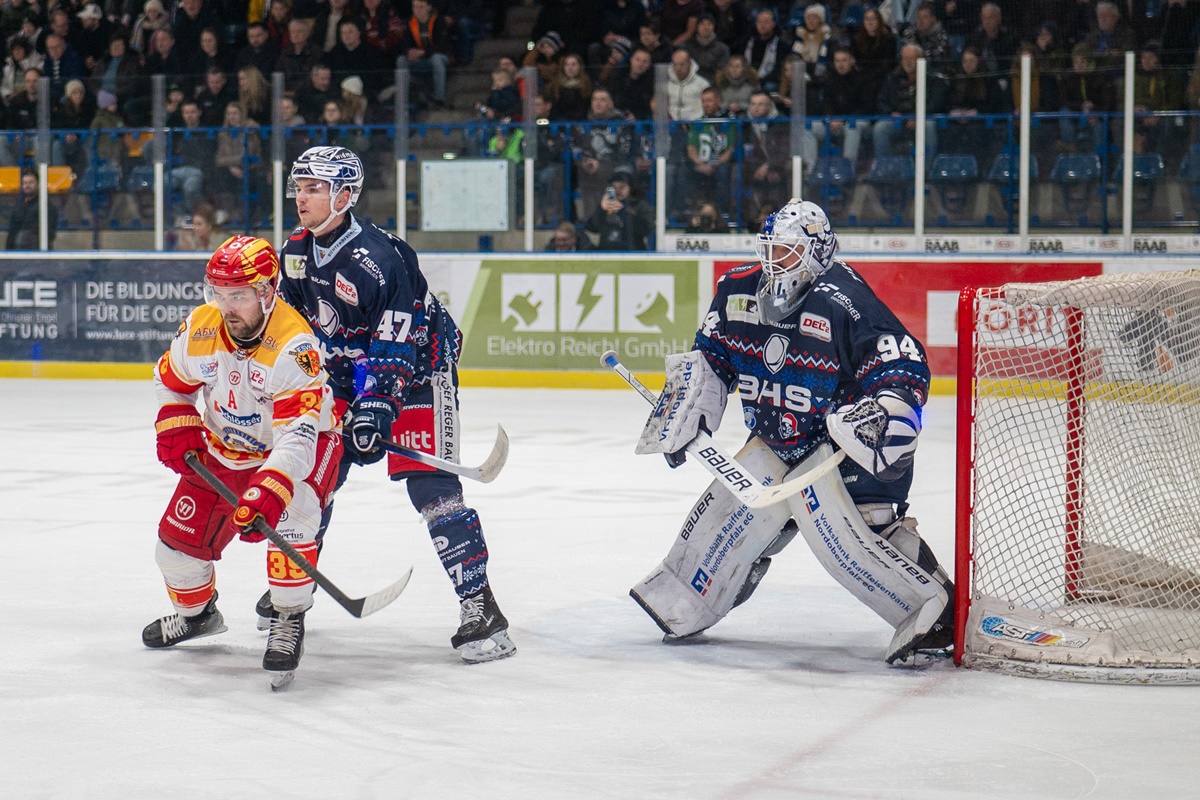 Die erste Reihe der Blue Devils dreht das Match gegen Kaufbeuren im Schlussdrittel