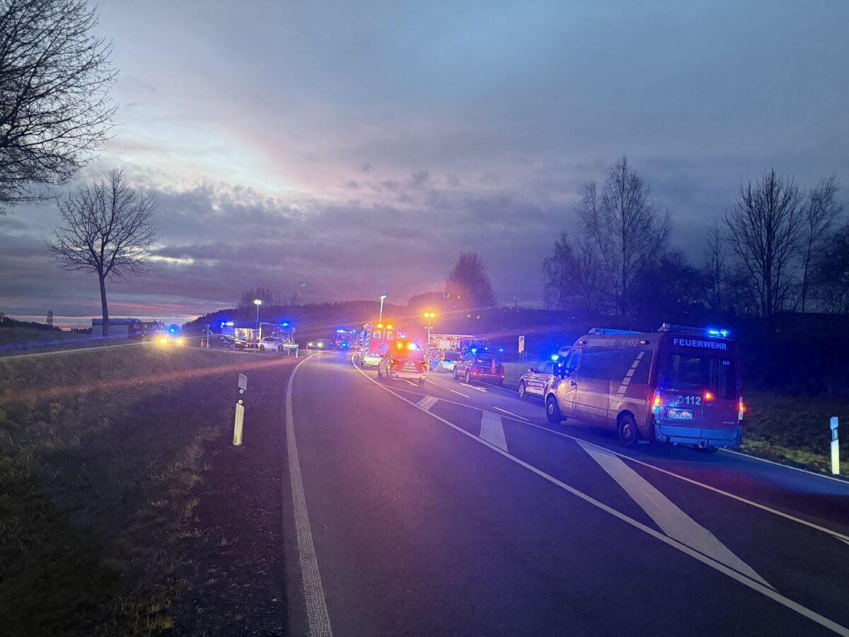 Fahren unter Alkoholeinfluss verursacht frontalen Zusammenstoß und Totalschaden