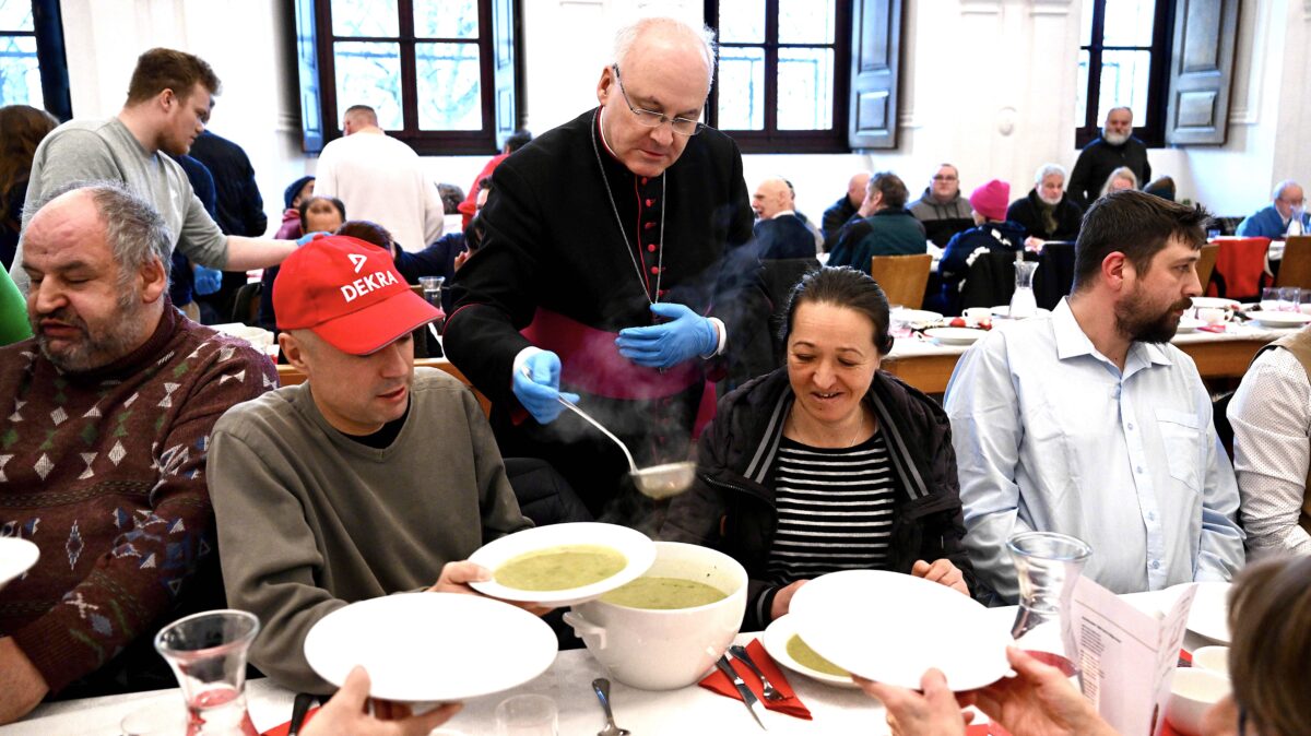 Caritas feiert Weihnachten mit Bedürftigen in Regensburg