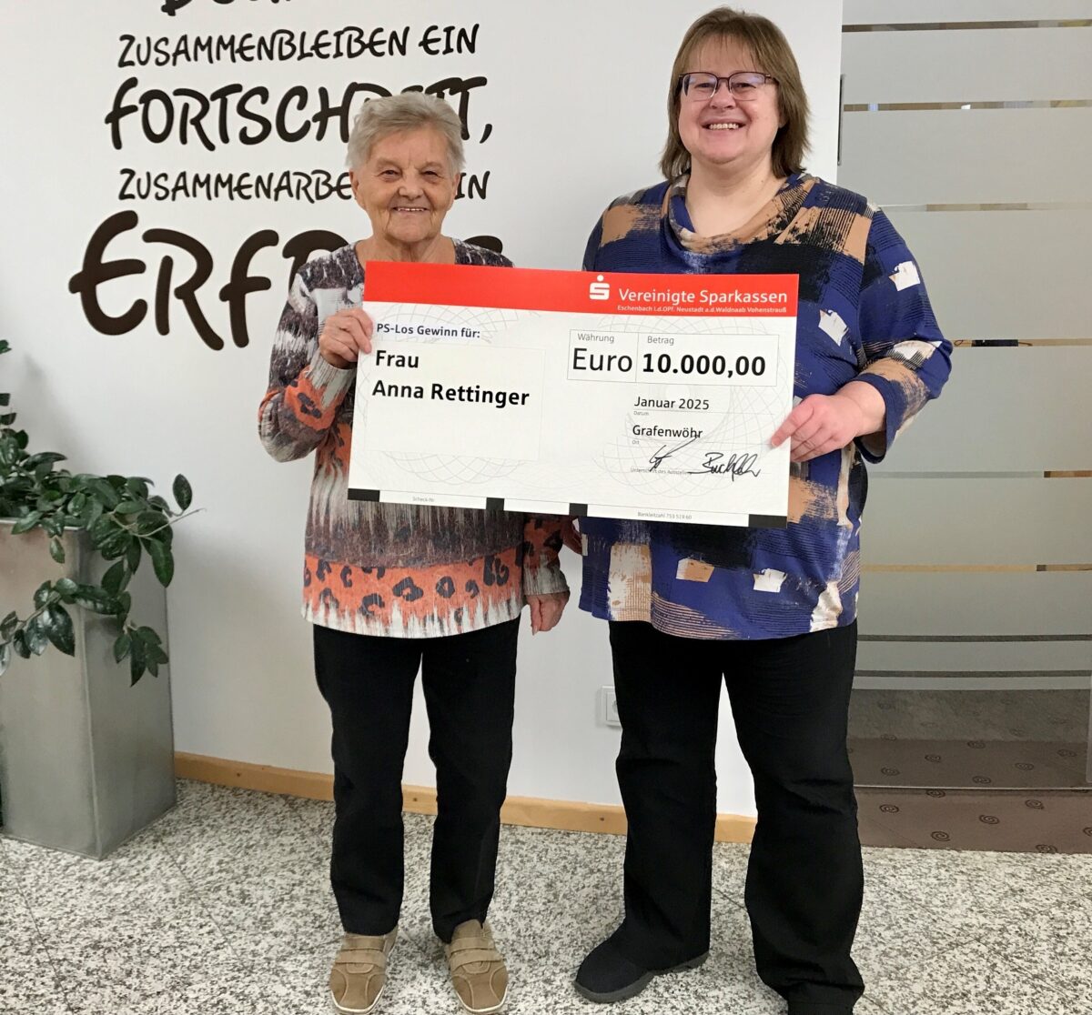 10.000 Euro Gewinn für Sparkassenkundin in Grafenwöhr