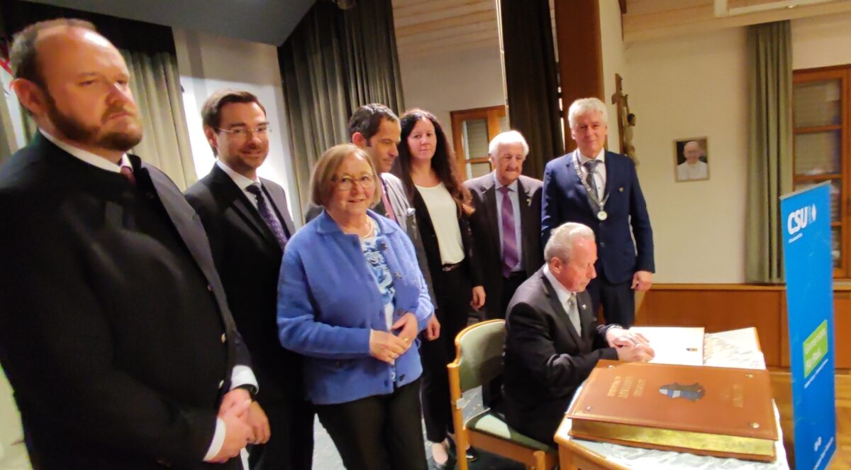 Erich Schieder ehrt Floß und Landkreis