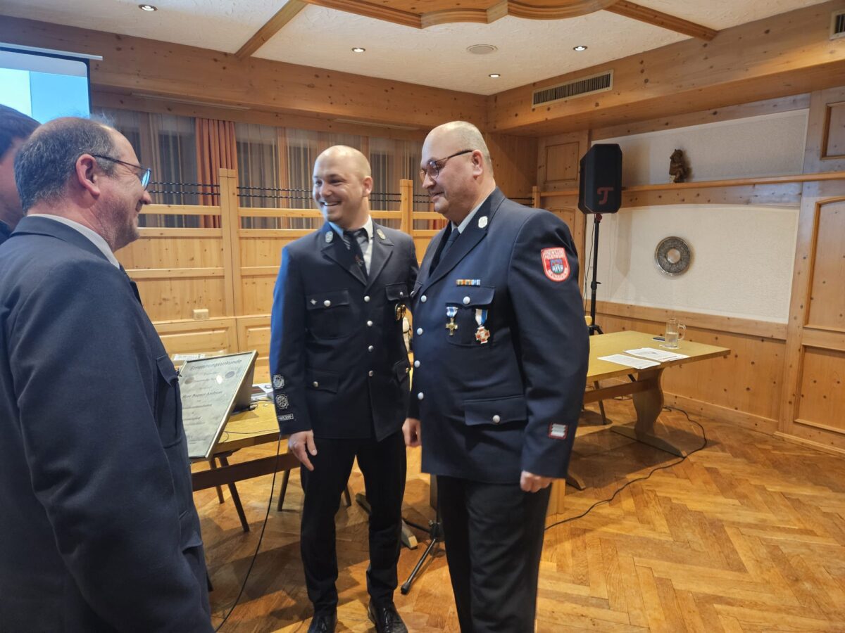 Feuerwehr Neuhaus ehrt Mitglieder und blickt in die Zukunft