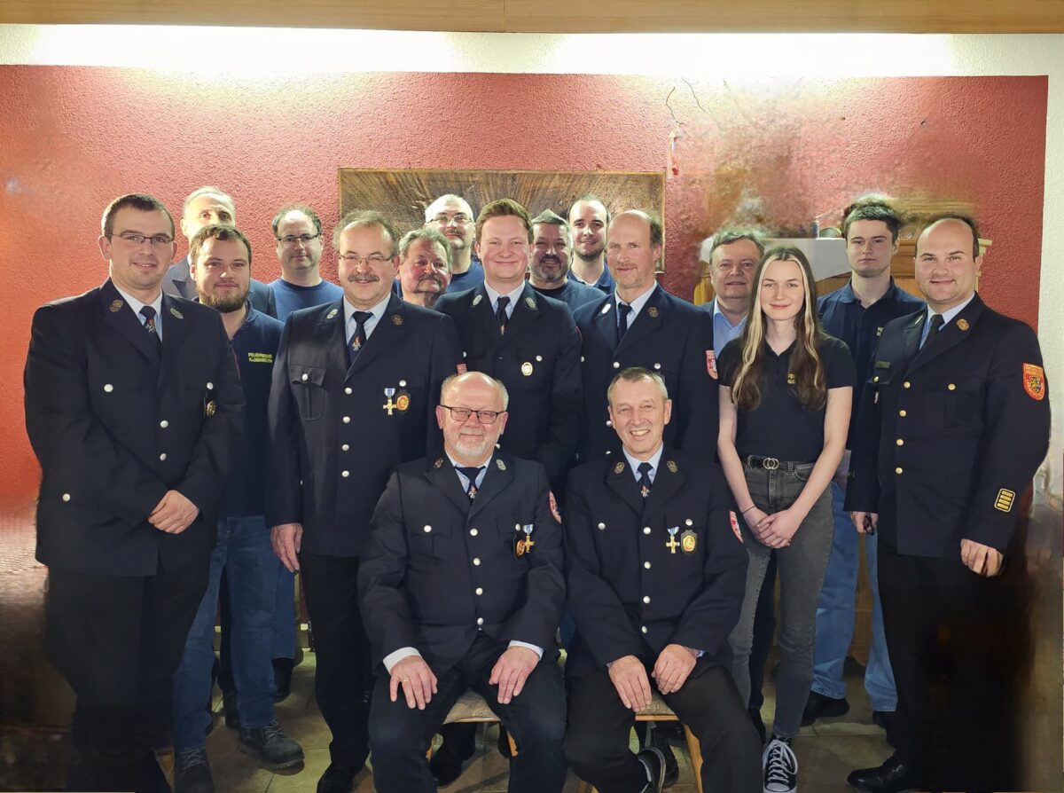 Martin Spörer und Kommandant Robert Gruber an der Spitze der Feuerwehr Klobenreuth