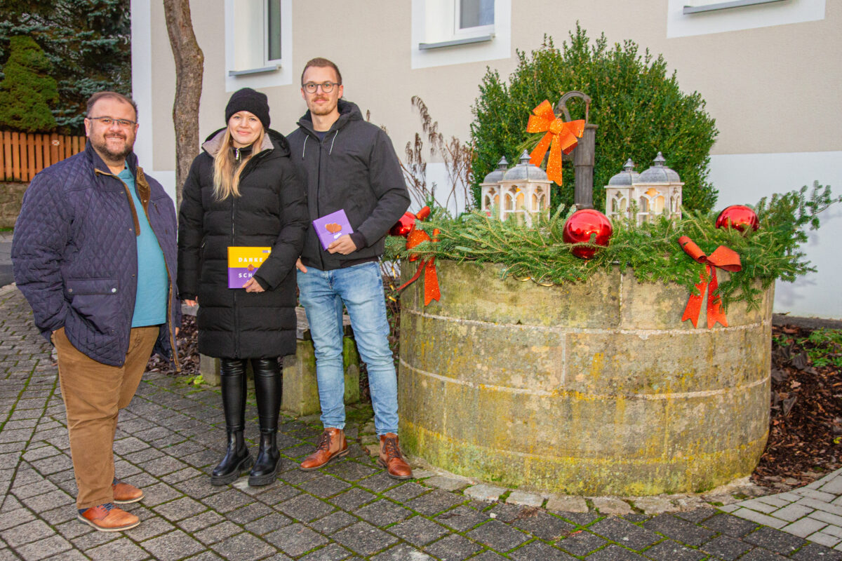 Neubürger schmücken Dorfbrunnen in Kastl