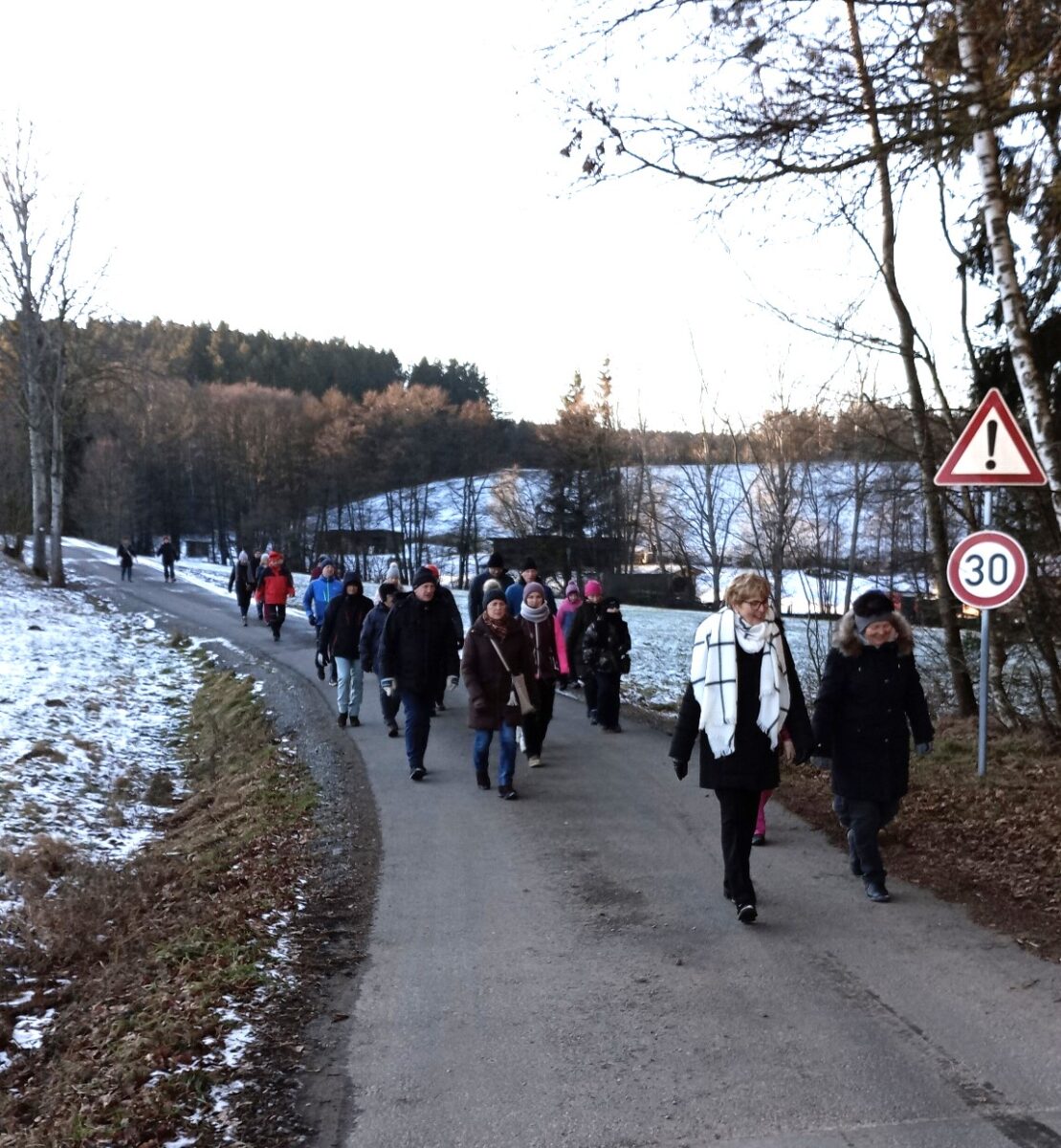 OWV Moosbach: Sonnige Neujahrswanderung mit Traumkulisse
