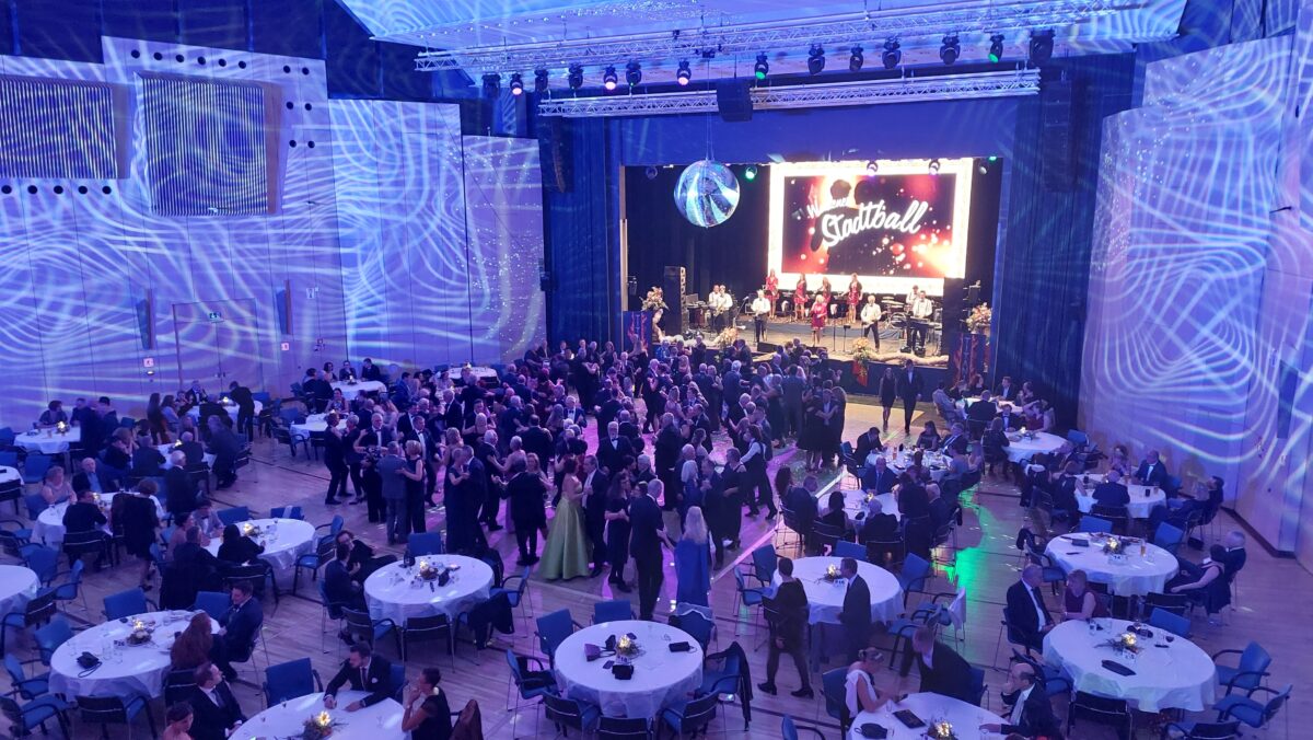 Ausverkaufter Stadtball vor bunter Kulisse