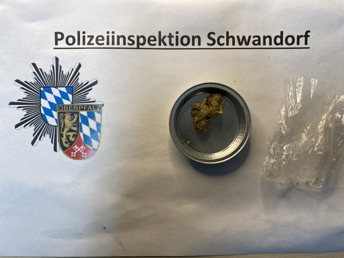 Unfall auf der B85: Sprinter fährt Böschung hinunter