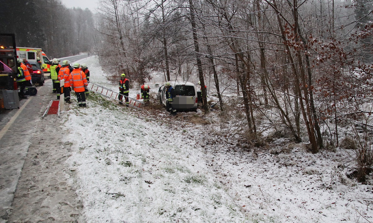Verkehrsunfall auf winterlicher Straße