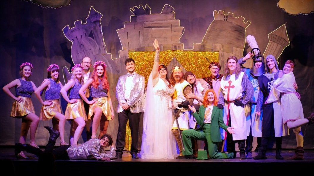 „Spamalot“ auf Tour: OVIGO Theater erobert Ostbayern