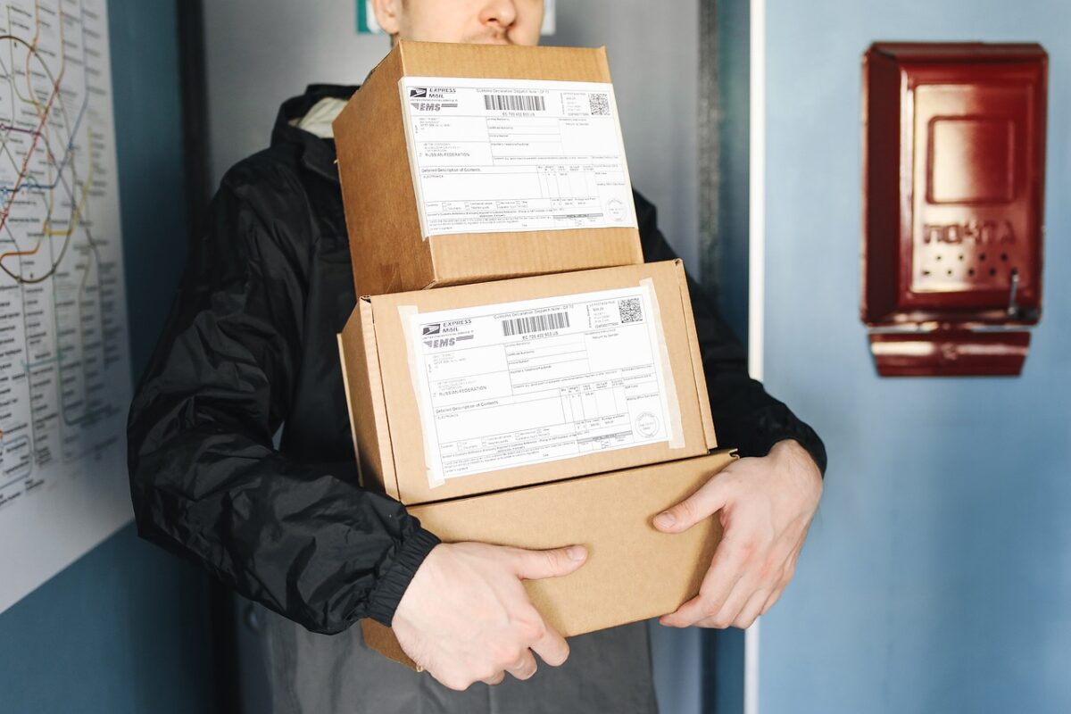 Paketdiebstahl: Fahrer mit Beute überführt
