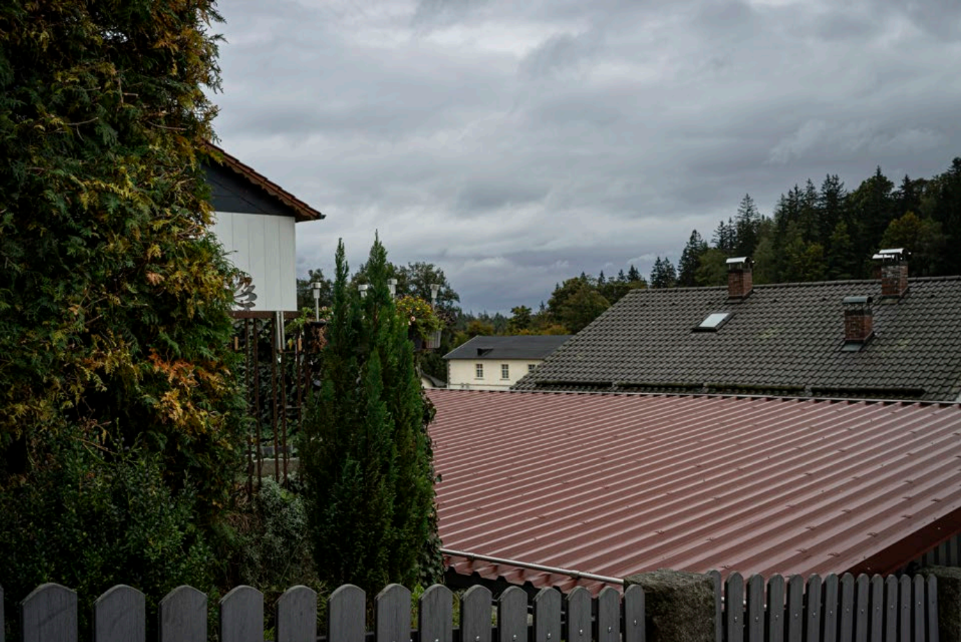 „In uns der Ort“: Neue Ausstellung in Flossenbürg