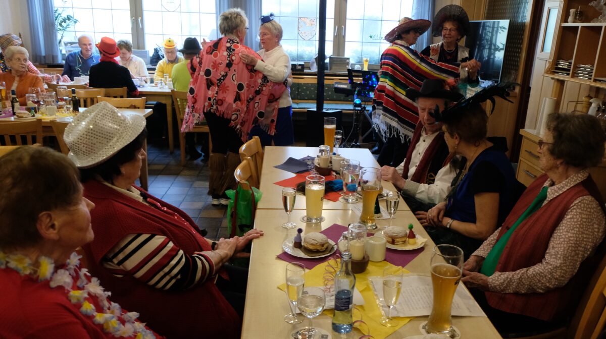 AWO-Senioren in Floß feiern ausgelassen Fasching