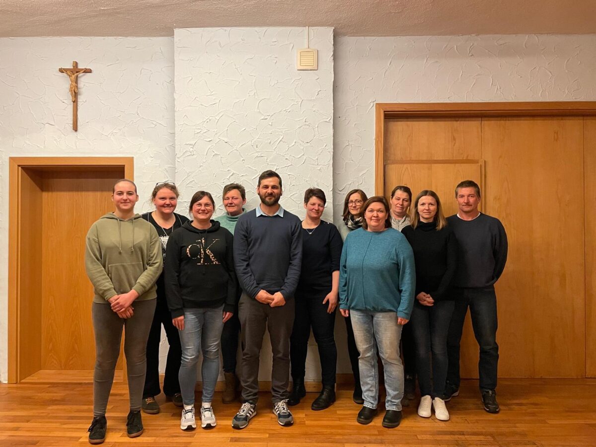 Burkhardsriether Verein feiert und spendet 500 Euro