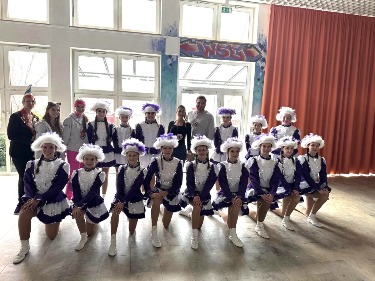 Eschenbacher Jugendgarde verzaubert Schule mit Tanz