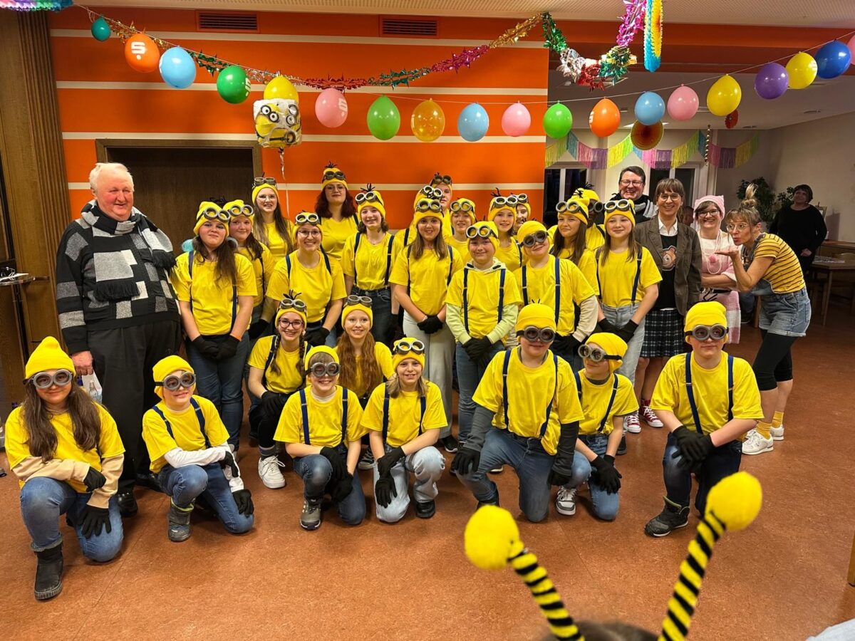 Eslarner Pfarrfasching feiert mit Minions und Grus
