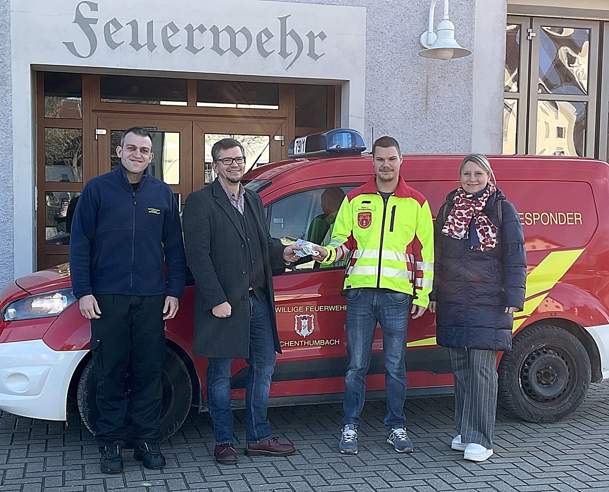 „Schnaps gegen Spende“ beim Dumbächer Waldzauber – Über 200 Euro für den guten Zweck