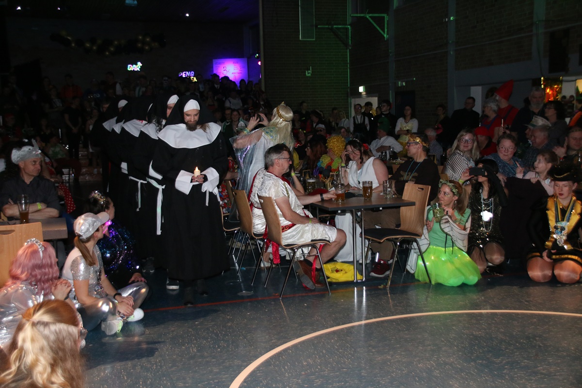 Pressather Fasching 2025: Vor dem Zug ist nach dem Ball
