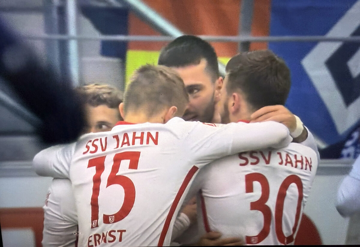 Jahn in Liga 2: Mit Monstermentalität zwei Punkte zu wenig gegen den HSV