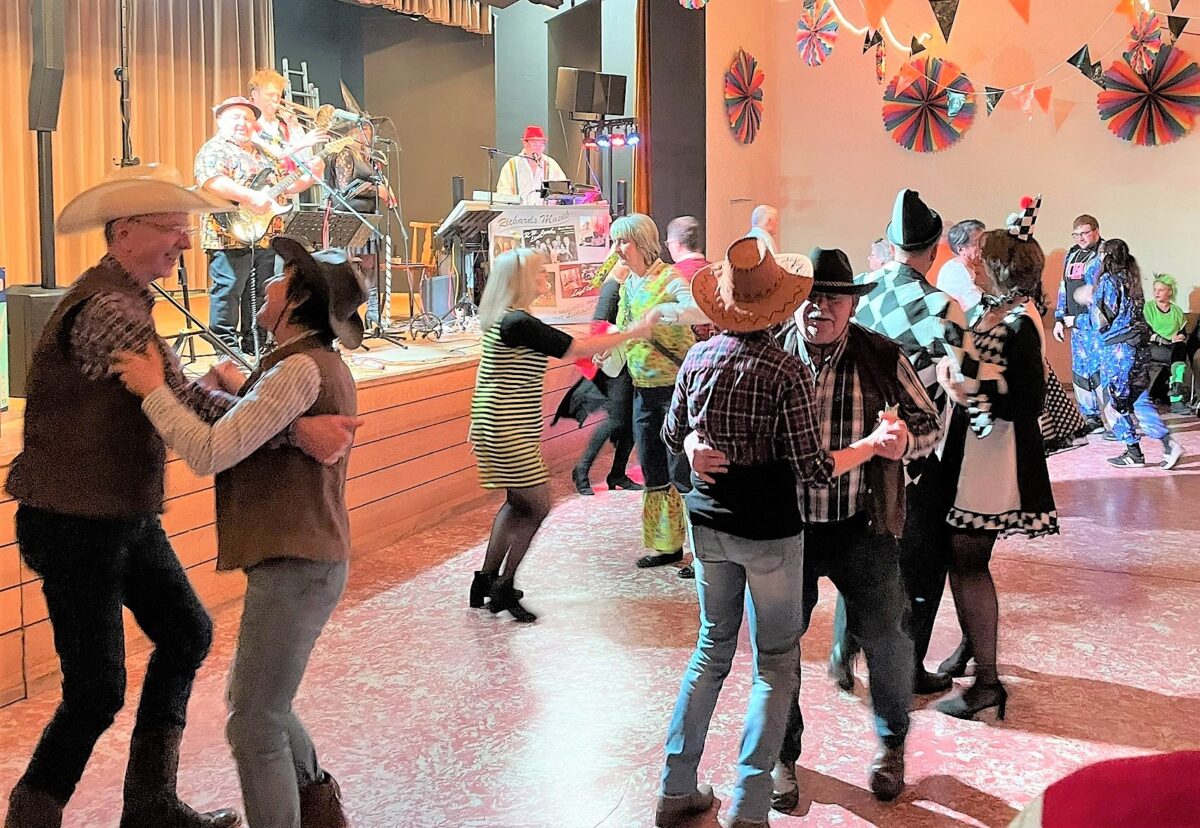 305 Gäste feiern beim Kolpingsball und haben viel Spaß