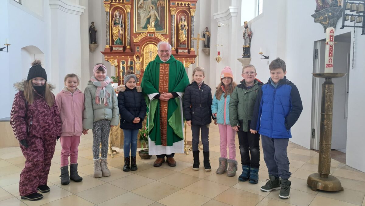 Neun Kommunionkinder stellen sich in Leuchtenberg vor