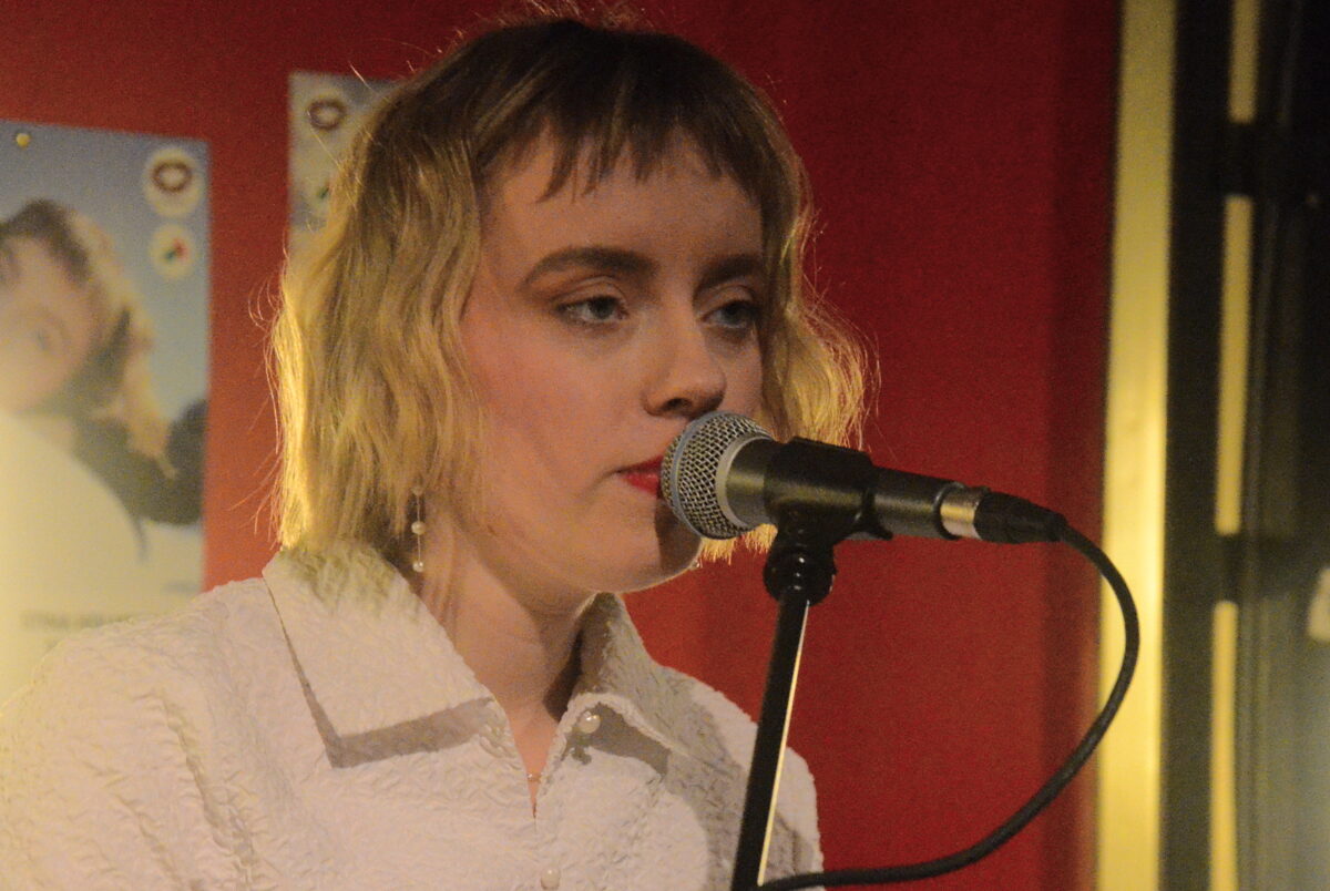 Stina Holmquist auf der „Klein & Kunst“-Bühne