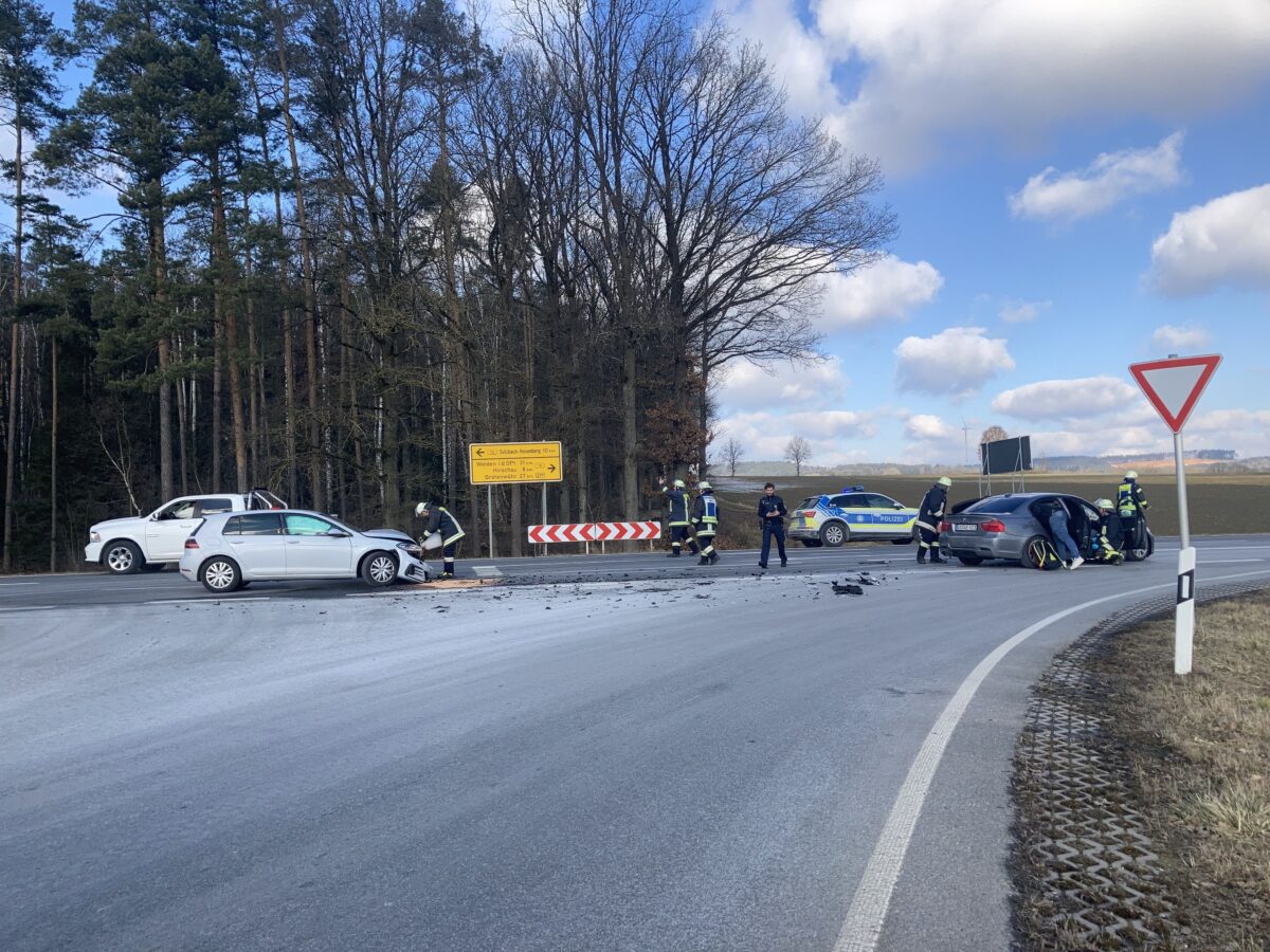 Zwei Verletzte und hoher Sachschaden in Hahnbach