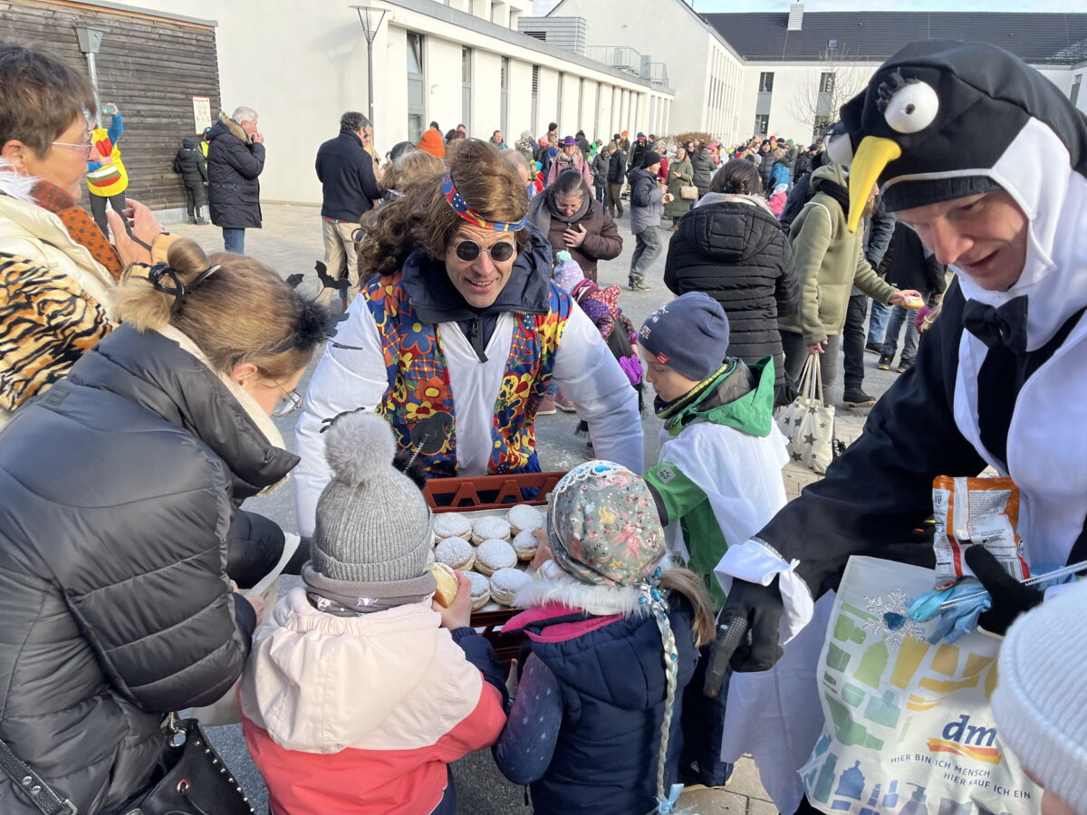 Gute Stimmung und Faschingskrapfen beim Kinderfaschingszug