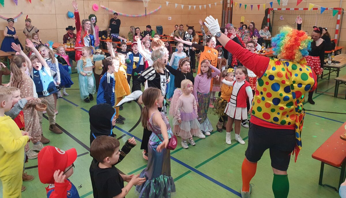 Turnhalle beim Kinderfasching gut gefüllt