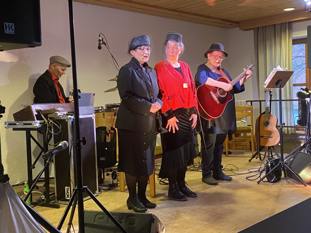 „Zum Sterben schön“ – Musikkabarett zeigte den Tod von der humoristischen Seite