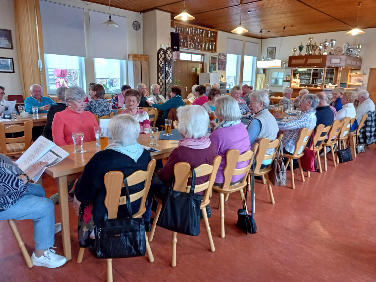 Andreas Fischer singt mit Senioren in Maxhütte-Haidhof
