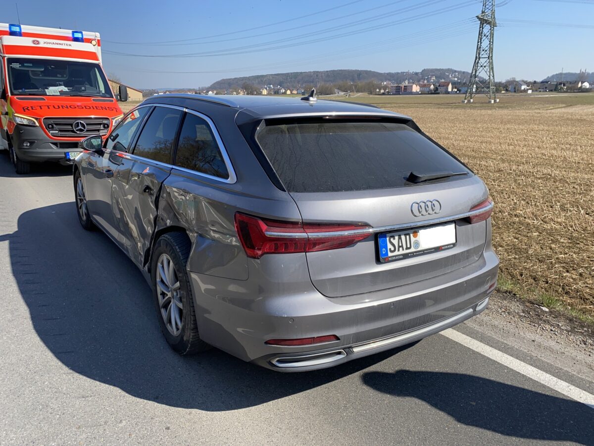 Audi beschädigt: Traktoranhänger in Gegenverkehr