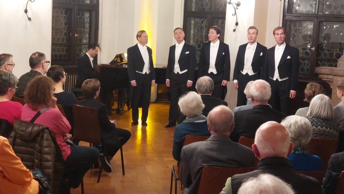 „Berlin Comedian Harmonists“ verzaubern Publikum im Alten Rathaus bei Gratiskonzert
