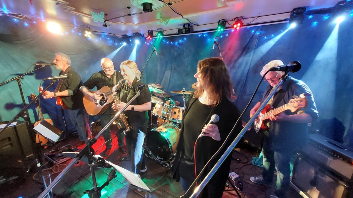 „Corner Valley Fire“ liefern Welthits auf der  „Live Stage“